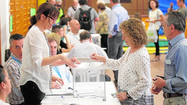 Una mujer vota en Córdoba capital durante las municipales de 2015